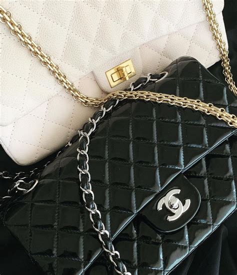 chanel reissue 226 vs medium flap|chanel 2.55 reissue 228 dimensions.